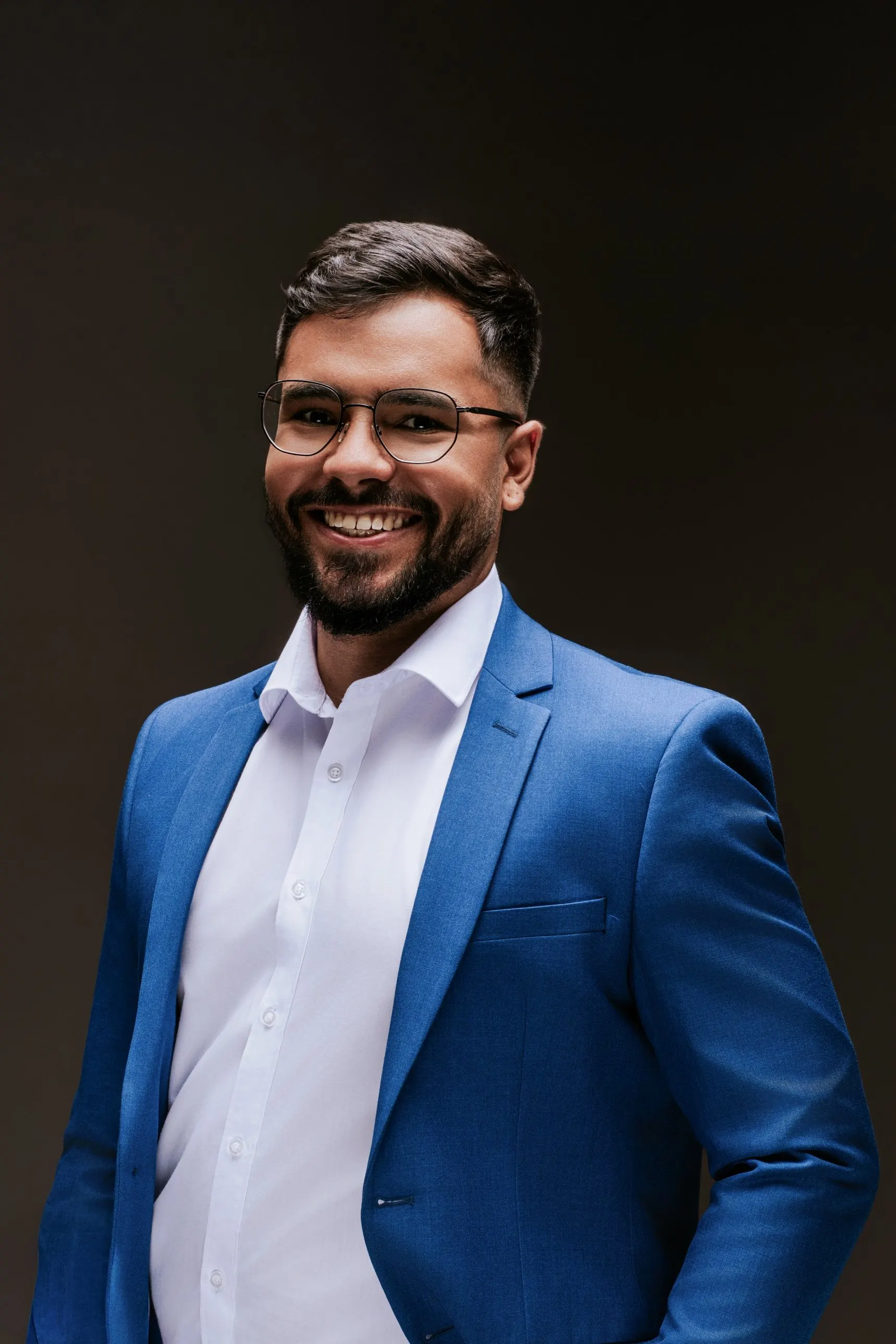 João Vitor Moreira, advogado trabalhista, de terno azul