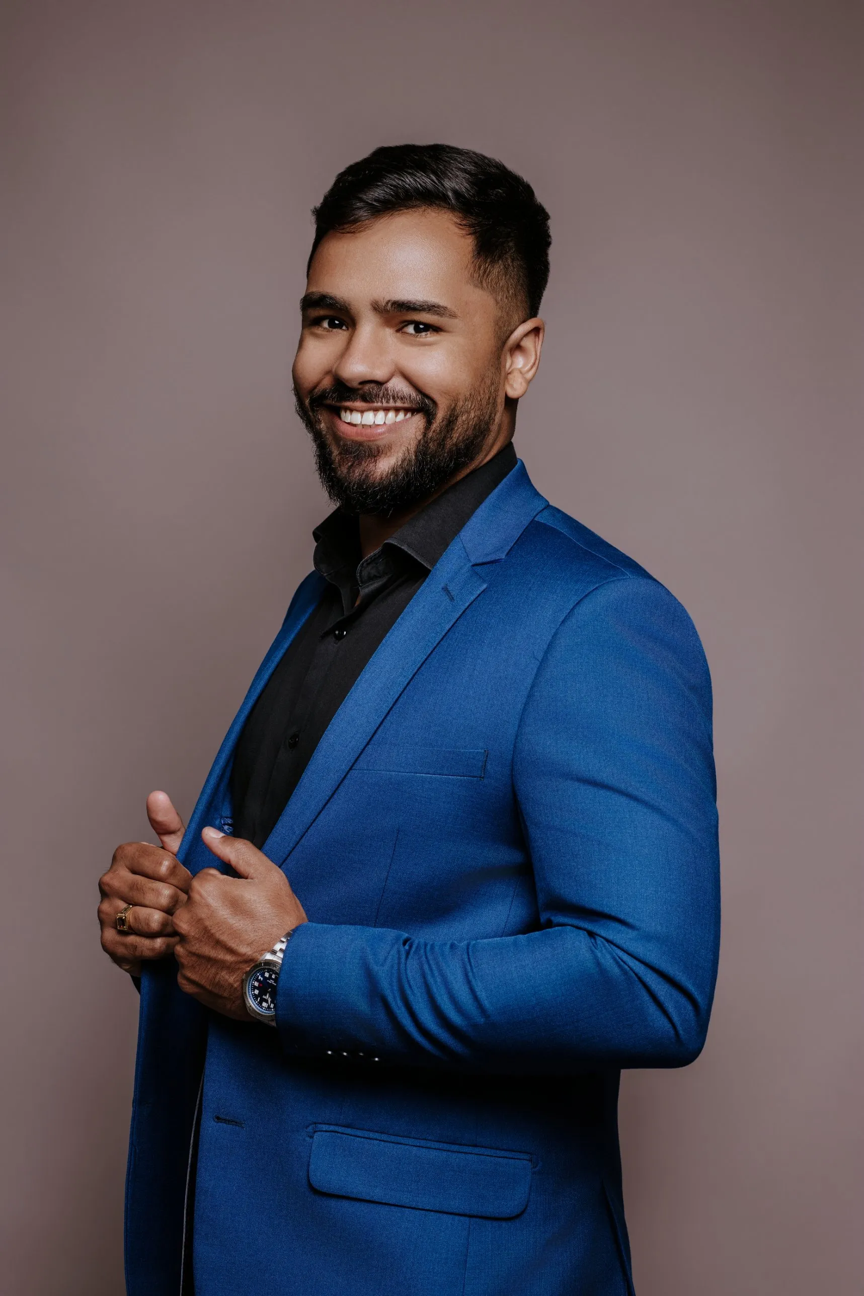 João Vitor Moreira, advogado trabalhista, de terno azul